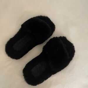 Fluffy black slippers, i’m a size 6 and they fit me perfectly!
